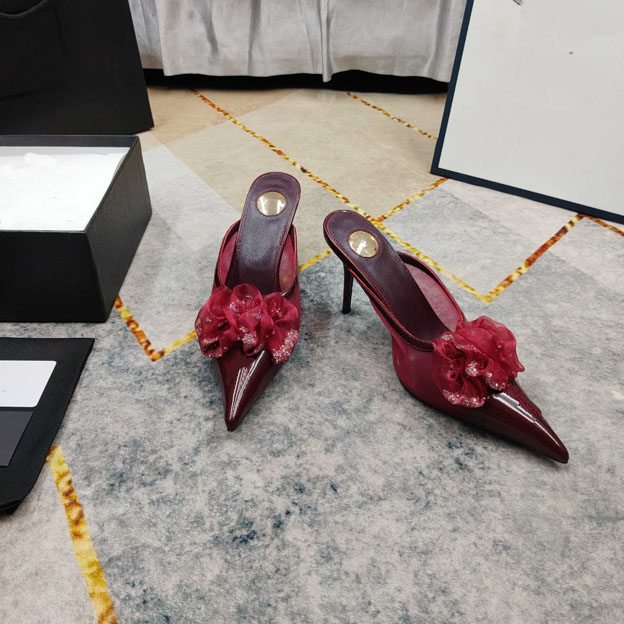 Fashionable and minimalist pointed women's slippers, thin low heeled party shoes, summer sandals