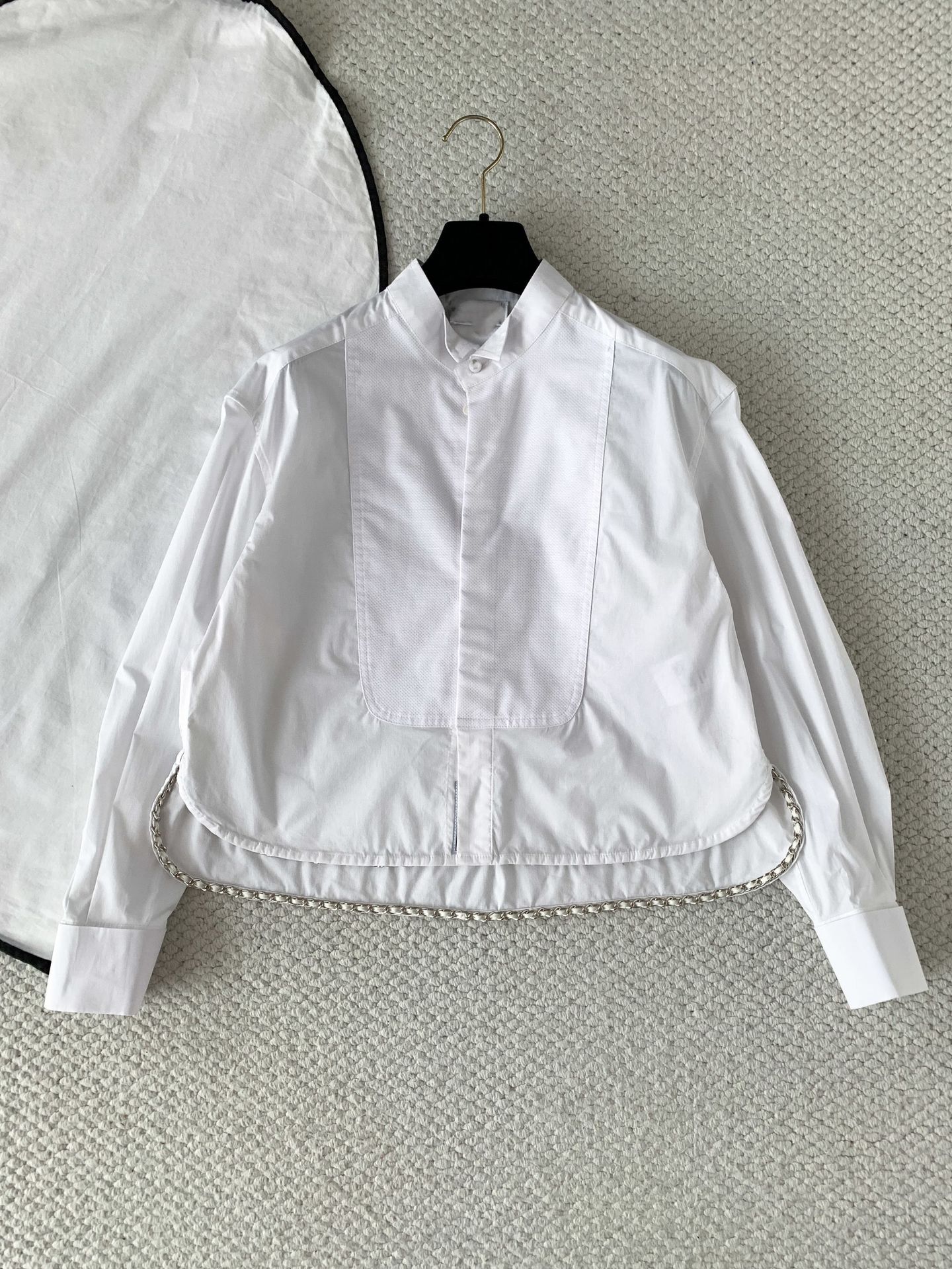 Designer 2026 New White Stand-Collar Long-Sleeve Shirt For Women, Featuring Metal Chain Design At The Hem, Short Loose Fit, And A Slimming Effect ae
