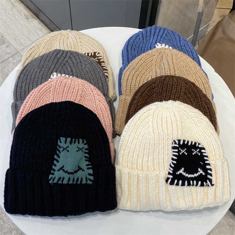 Korean-style simple smiley pattern knitted hat for women, new autumn/winter collection, versatile, makes face look smaller, provides warmth and prot