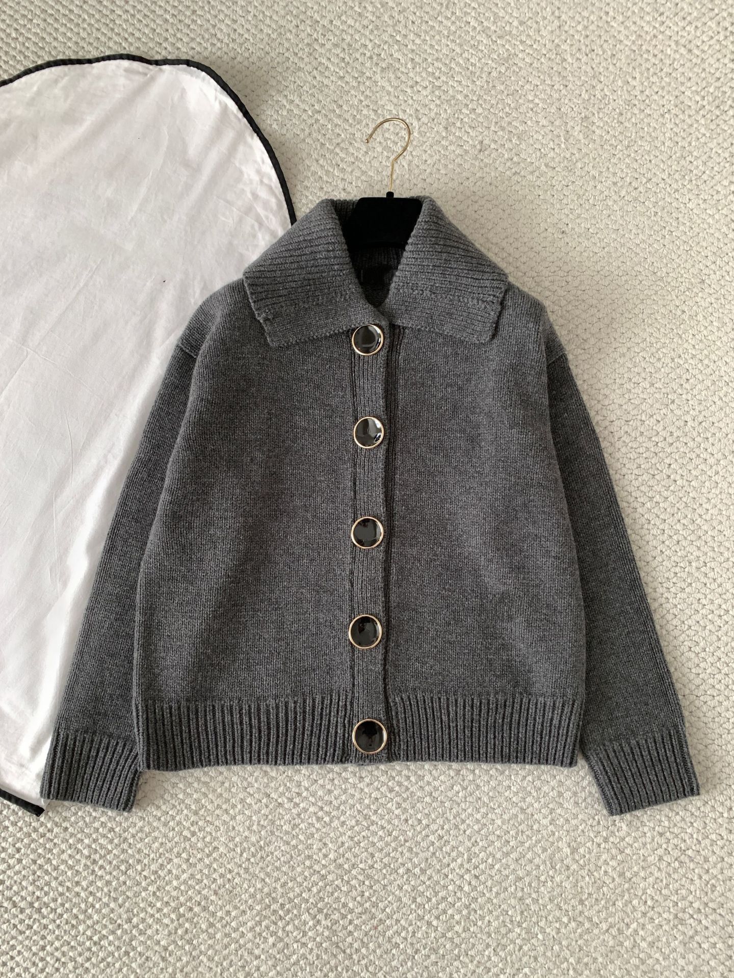 Designer 2026 New Style Women's Short Knitted Cardigan With Contrasting Color Buttons, A High-End Versatile Top For Autumn And Winter 0491