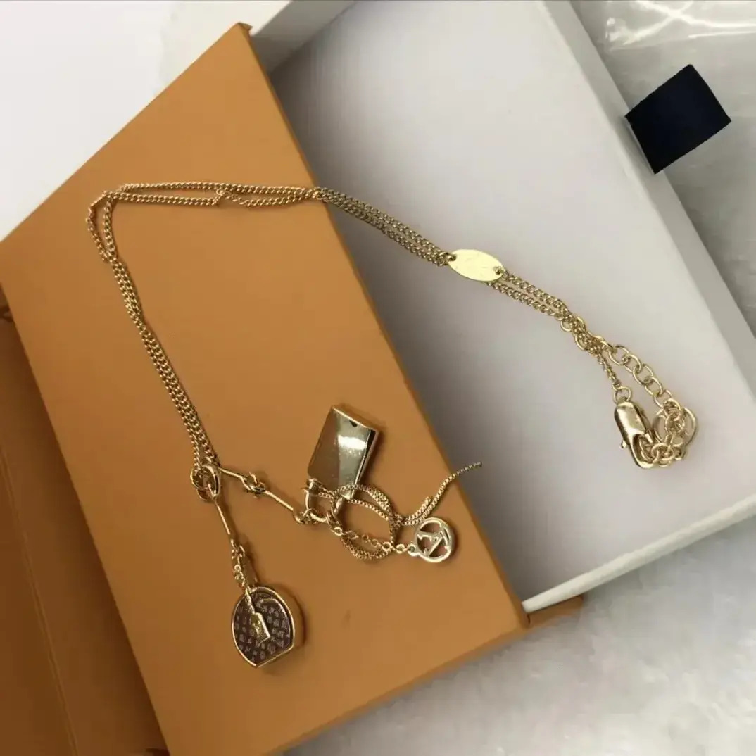 Pendant drop Necklace 19 Luxury Couples High End Stylish Men's Women's Stainless Steel Items Preferred For Parties And Travel 00