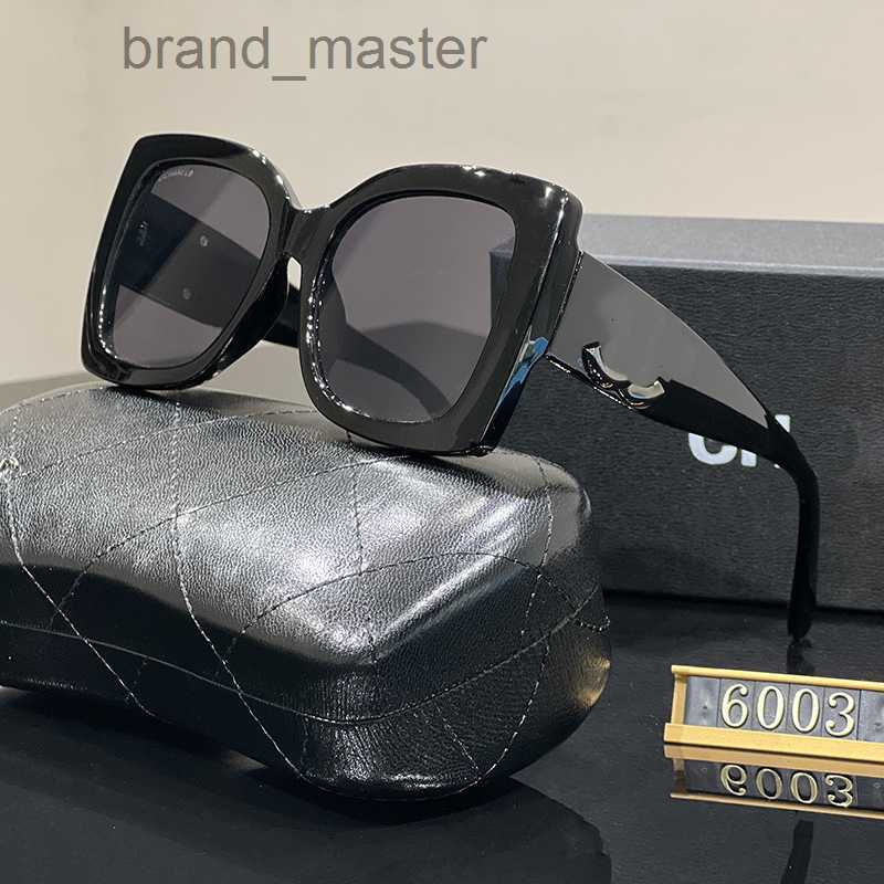 Designer sunglasses for Women Butterfly shaped lenses oversized beautiful cat eye retro frame pattern frame flat lenses Beach Sun Retro Frame