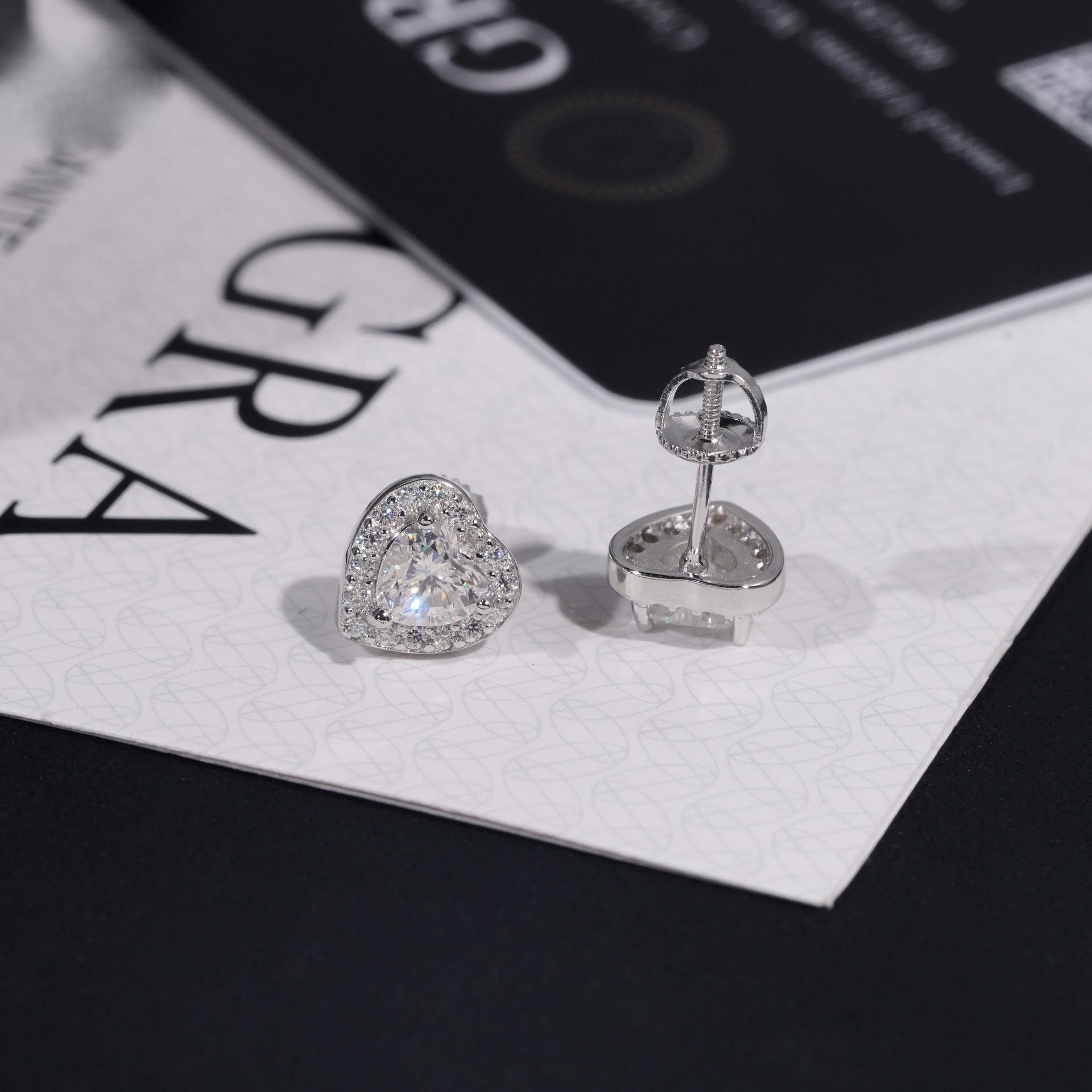 S925 silver inlaid VVS moissanite earrings, heart-shaped design, simple unique style earrings