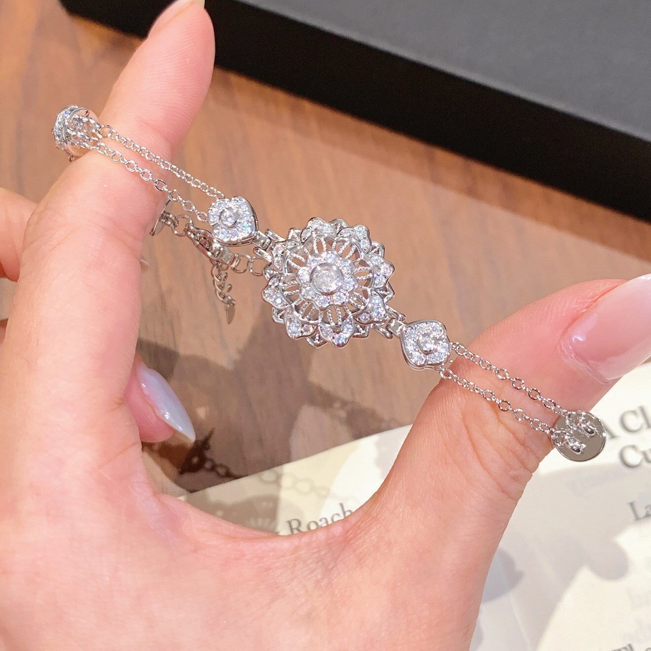 Super-Sparkling Zircon Snowflake Bracelet For Women, Fashionable, Versatile, Elegant, And Trendy With An Ins-Style High-End Feel