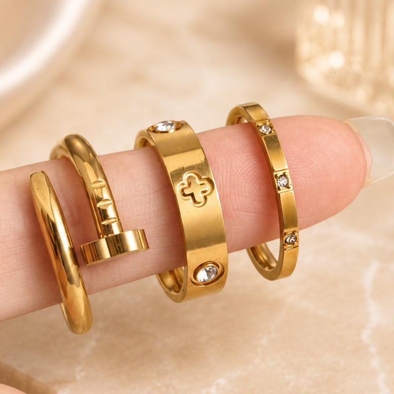 V brand ring European American-style, lightweight luxury, four-leaf clover r set with rhinestones, waterproof and colorfast, versatile stainless ste
