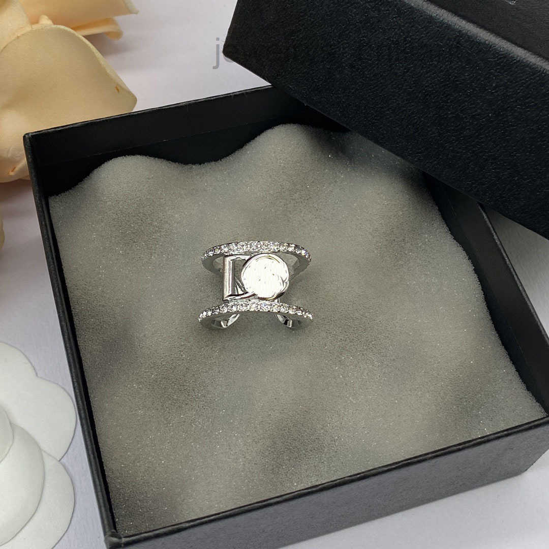 Duij's new best-selling crystal ring a high-quality luxury designer-designed ring an ideal Valentine's Day gift pair of rings