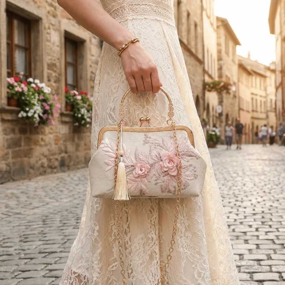 Evening Bags Totes Vintage Embroidered Kiss Lock Handbag Chinese Style Top-Handle Floral Lace Evening Bag Tassel Small Square Wedding Clutch H261016