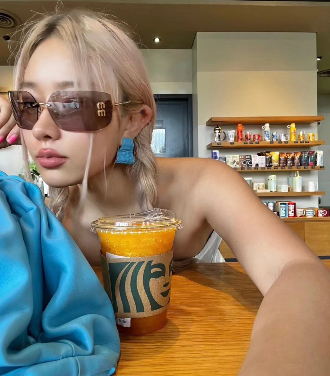 Designer Sunglasses For Women Beach Sun Glasses Trendy men Classic Square Metal Legs Letter Design Cat Eye Top Quality Eyeglasses Oval Luxury Monogr