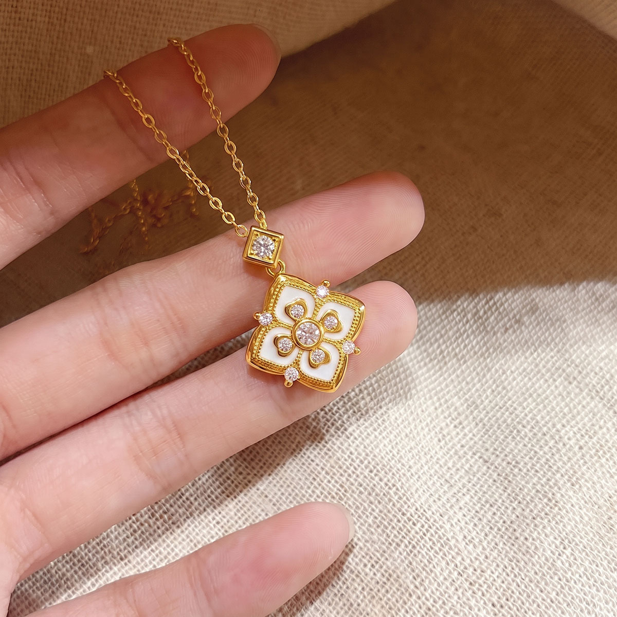 V brand necklace White enamel four-leaf clover pendant necklace, women's style, 2026 new collection, lightweight, luxurious, and exquisitely de