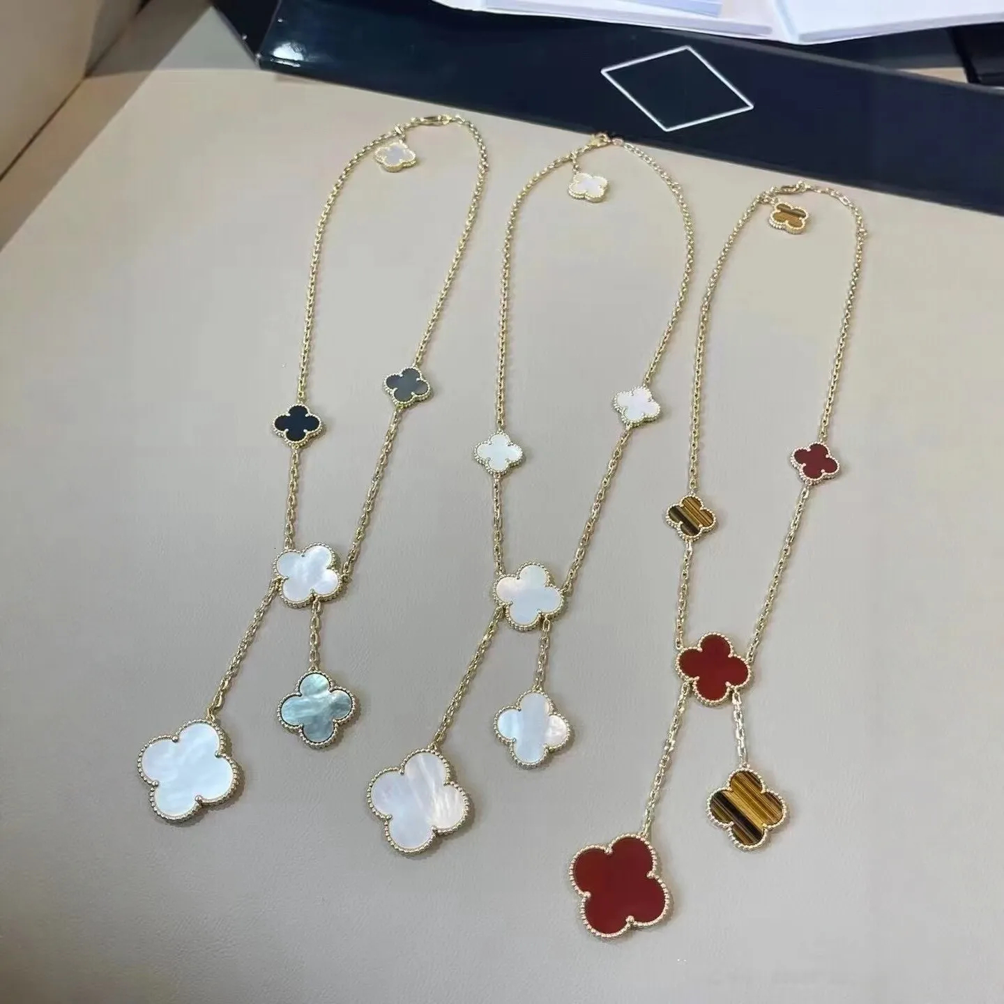 collier bijoux de créateur femmes trèfle pendentif collier de diamants nouveau style collier de fleurs plusieurs couleurs chaîne de pull automne