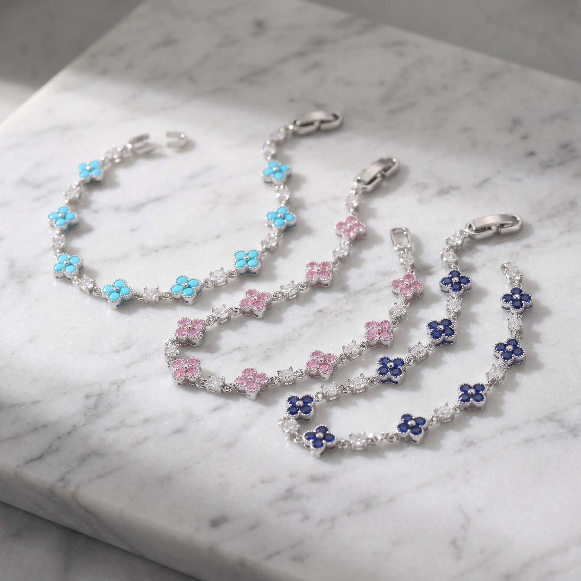 V brand bracelet zirconium four-leaf clover bracelet diamond accents, lightweight luxurious design, niche and versatile piece of jewelry with a high