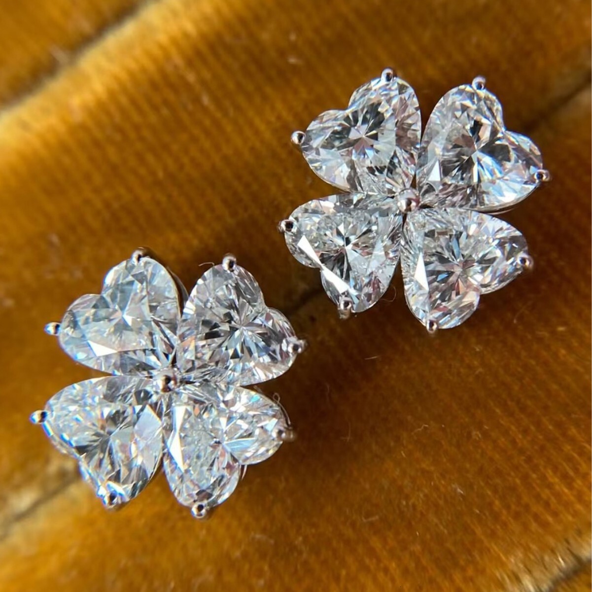 Four-leaf clover S925 silver flower-shaped earrings with heart design, in a sweet and feminine style