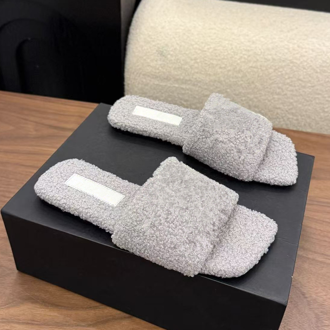 2026 new fur shoes, real wool slippers, autumn and winter women's flat bottomed lamb wool outer slippers