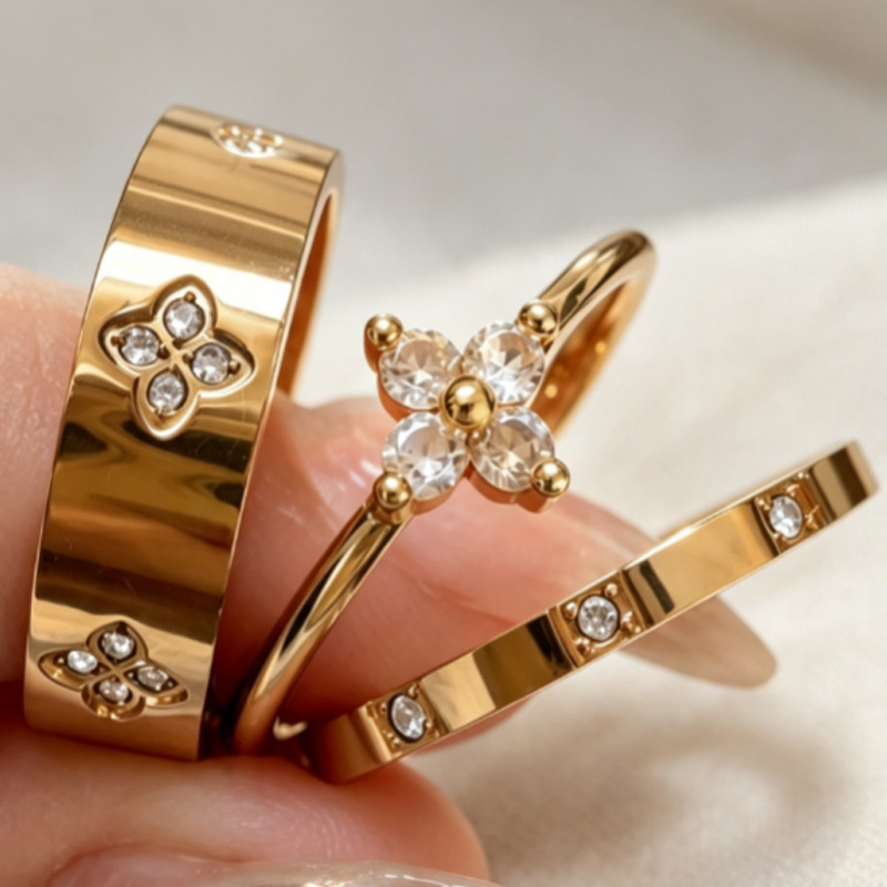 V brand ring Cross-border fashion, versatile, luxurious four-leaf clover diamond-studded three-piece ring set, a niche and exquisite design for stac