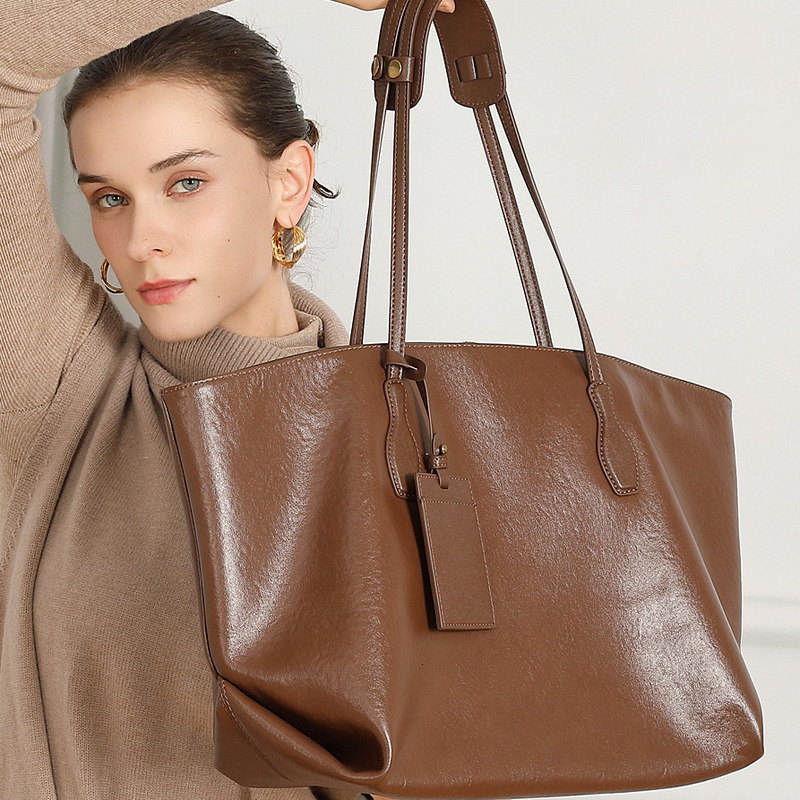 (Complimentary brand-matched belt) Designer New model high-quality niche Top-layer vegetable-tanned leather large-capacity tote commuter shoulder ba