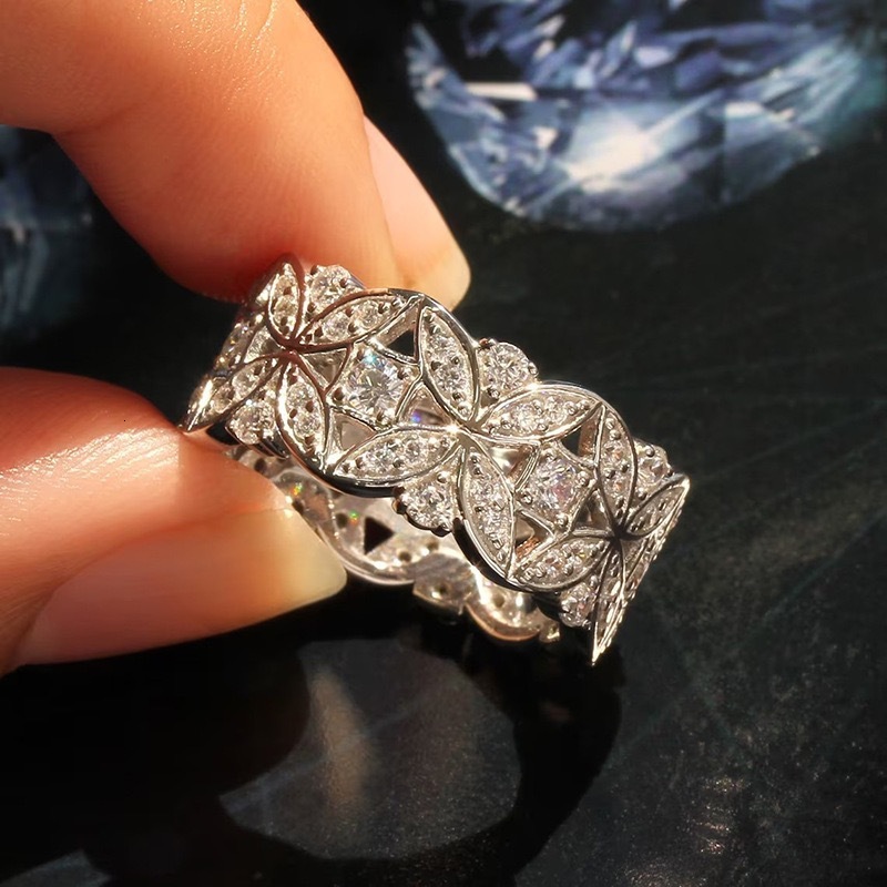 V brand ring The bride's proposal: Temu's best-selling ring for women, featuring a stylish and luxurious four-leaf clover design, an Insta