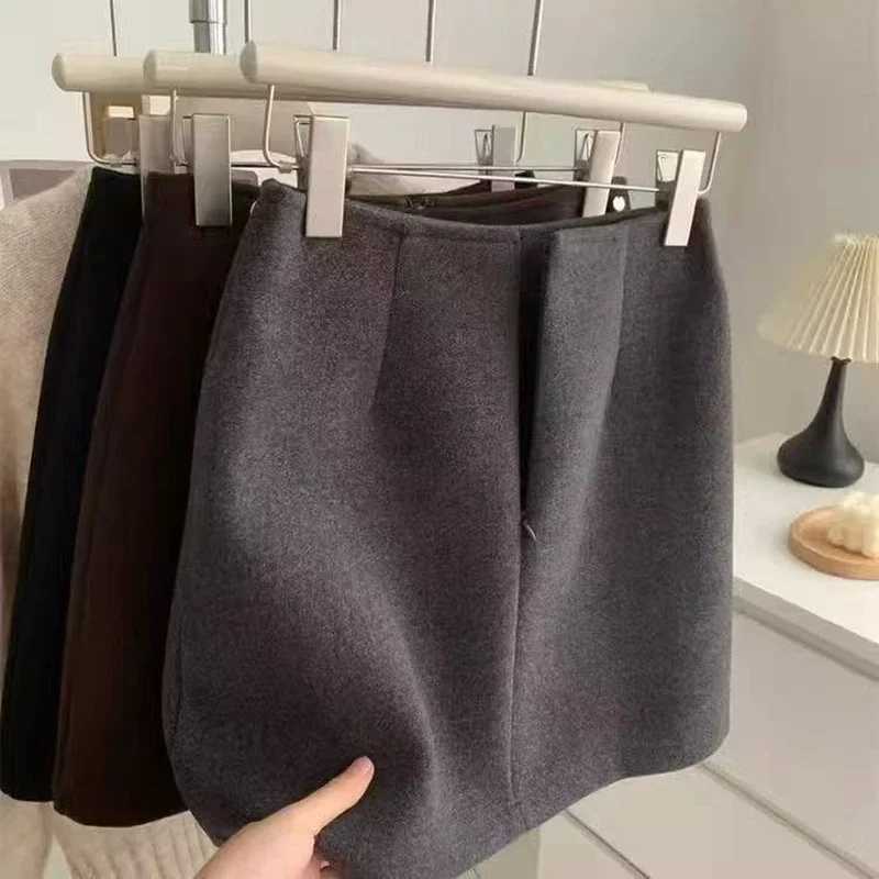 Women High Waisted Slimming Skirts Straight Skirts Woman Anti-Exposure Mini Skirt Autumn Winter Black Thickened Woolen Short Skirt W261017