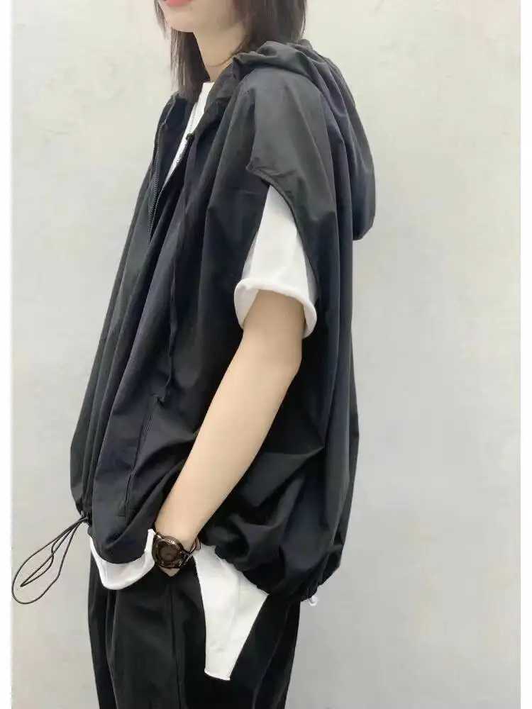 Outwear Men's Vests Vest Unisex 2026 Summer Unisex Hooded Vest Coat Loose Retro Thin Sleeveless Jacket Design Casual Top For Men WomenW261017