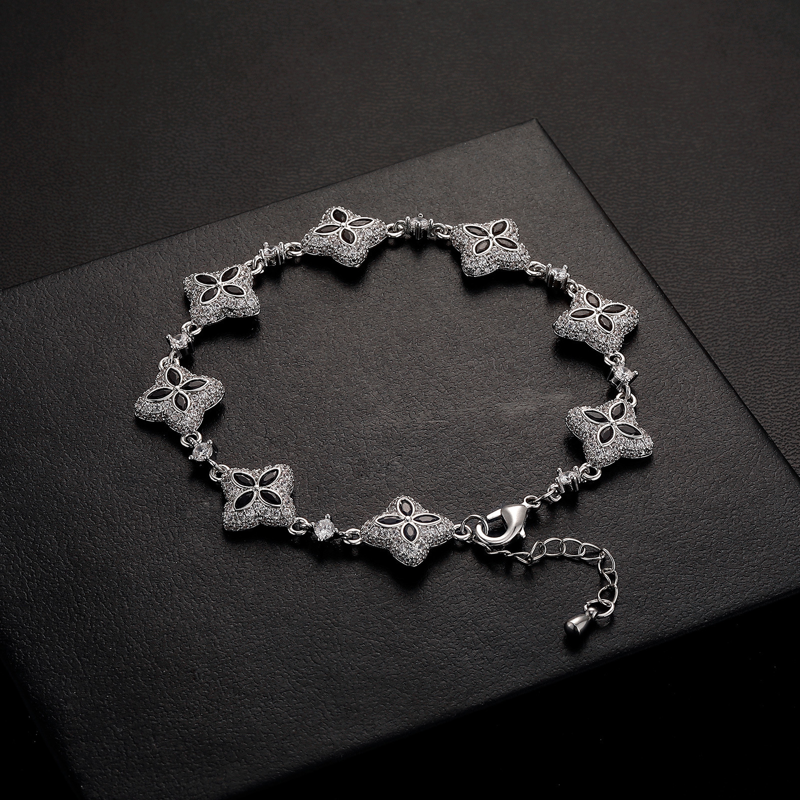 V brand bracelet New vintage-style light luxury bracelet with green pink zirconia and four-leaf clover high-end exquisite design, perfect for girlfr