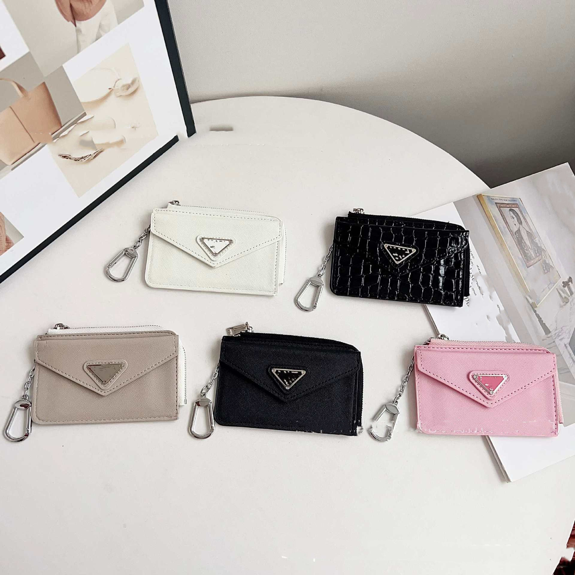 Designer Keychain Luxury Wallet Pendant Triangle Quality Leather Bag Womens Bag Charm Mens Pendants Cute Key Chains Fashion Accessories For Wallet