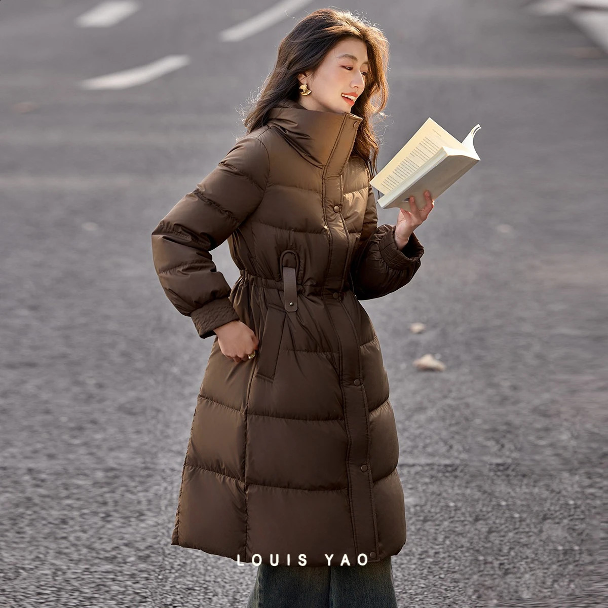 LOUIS YAO Stand Collar Thickened Duck Down Jacket 2024 Winter Waist Loop Decorative Slim Fit Long Women's 261013