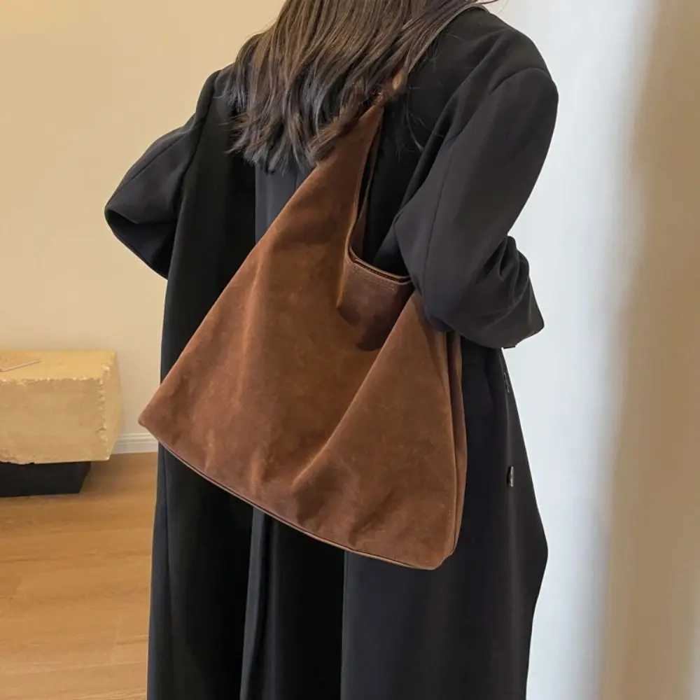 Shoulder Bags New Autumn and Winter Vintage Women's Bag Fashion Solid Color Suede Shoulder Bag Simple with Button Versatile Bucket Bag H261016