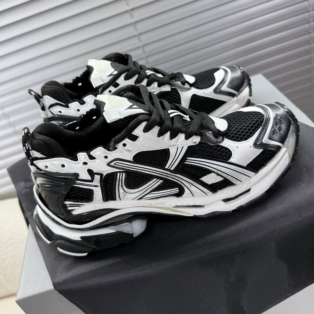 Womens Runner Sneaker In Black Silver Designer Sneakers 772767W Mens Nylon And Suede Like Fabric Sneaker Worn Out Effect Fashion Brand Sports Shoes