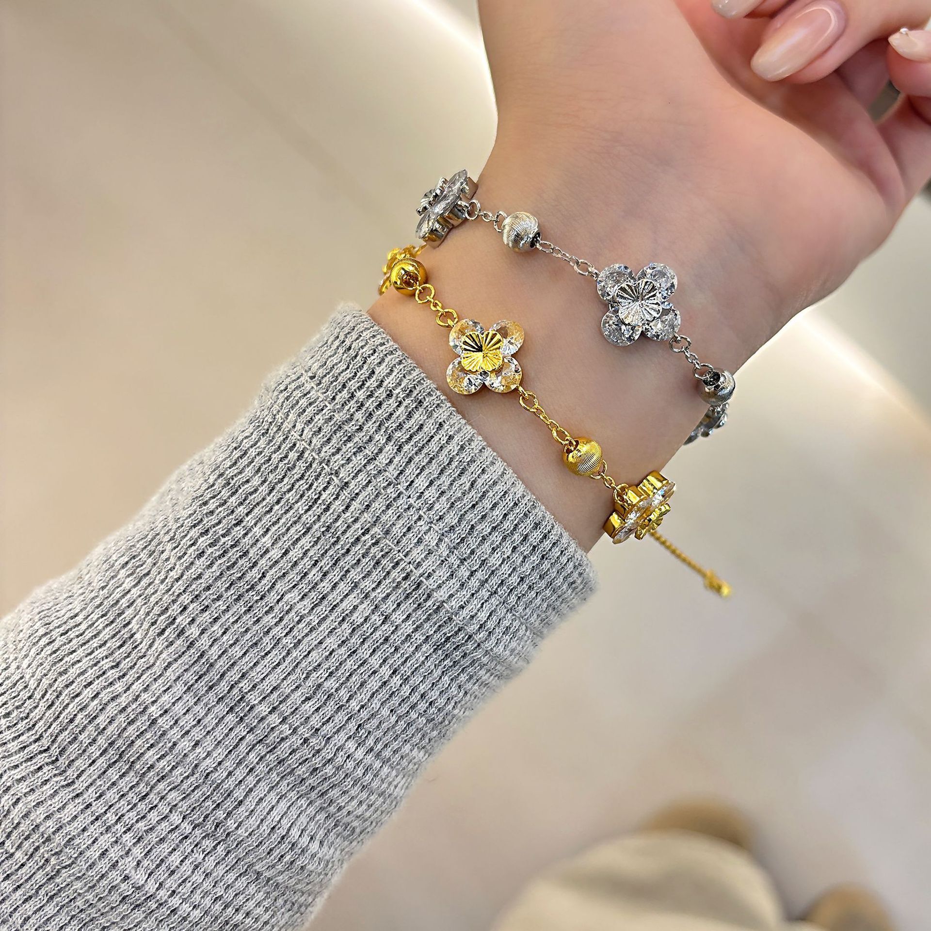 V brand bracelet Exquisite Laser-Cut Zircon Four-Leaf Clover Bracelet, French Retro Fashion Commuting Wristband, Light Luxury High-End Versatile Jew