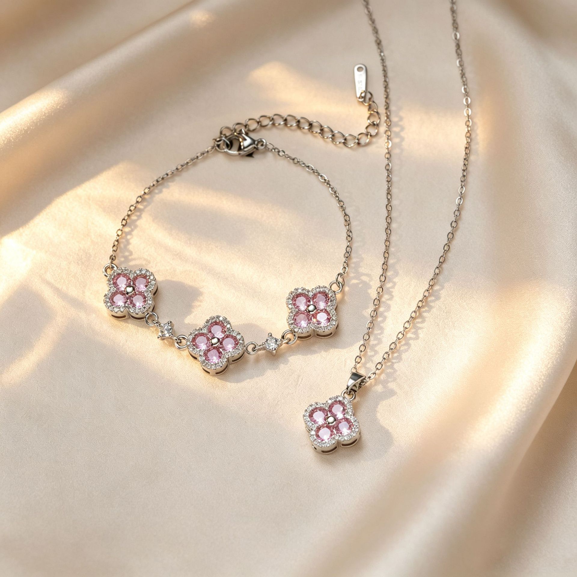 V brand necklace French-style, delicate, luxurious pink diamond four-leaf clover necklace, fashionable and high-end piece with unique, youthful aest