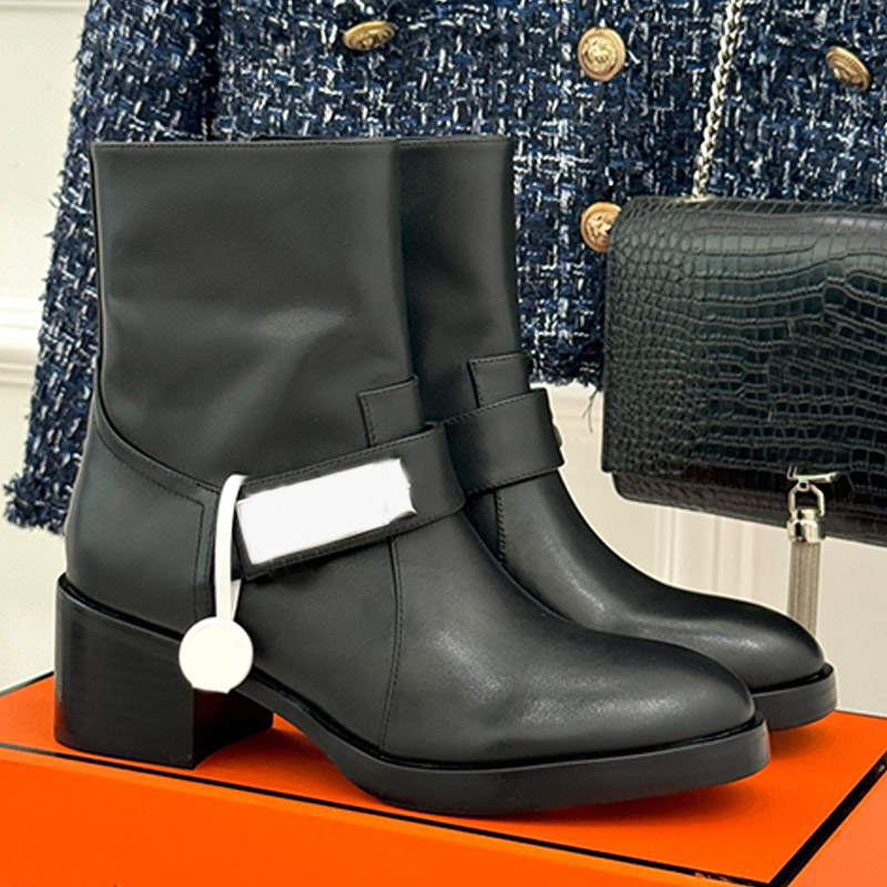 Stivaletti alla caviglia in pelle di vitello da donna alla moda Decorazione con fibbia girevole Stivali in metallo Testa tonda Tacco grosso Cerniera