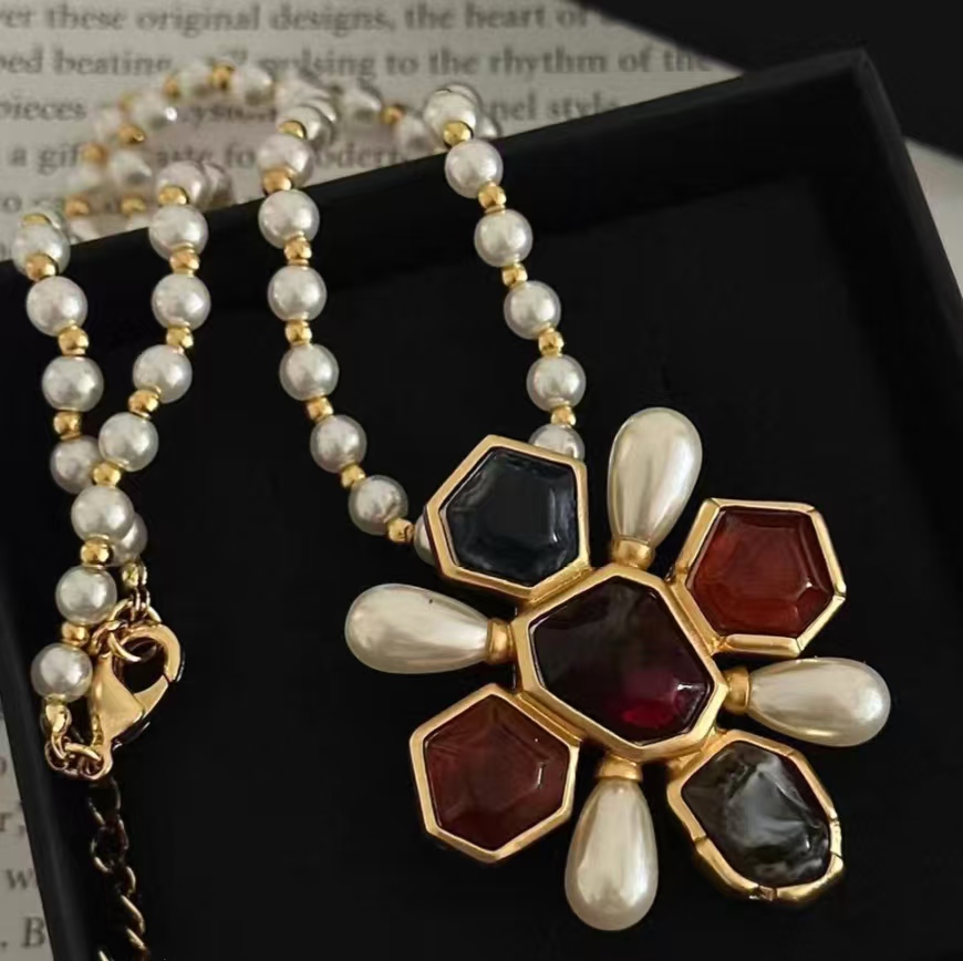 New Women Luxury Charms Fashion Necklace High Quality Yellow Gold Plated Letter Bling Colorful Glass Pendant Necklace for Girls Women Nice Gift for