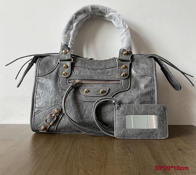 Luxury Crossbody Motorcycle Bag womens New Rivet Evening Bags Locomotive Spice Girl Dark Retro French Tote Bag First Layer Cowhide Crossbody Handbag