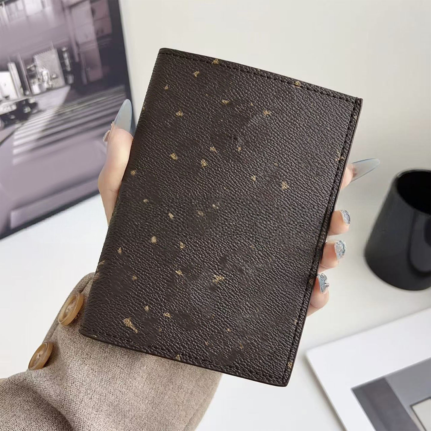 Designer Men's and Women's Retro PU Leather Passport Cover Travel Passport Clip Portable ID Card Wallet Scratch resistant Travel Document