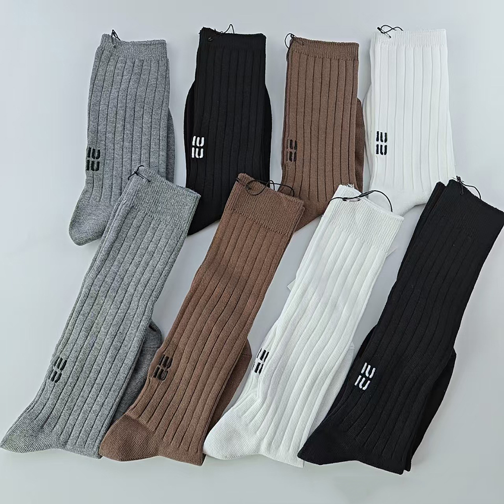 Popular Designer Autumn Winter Sock Womens Cotton Knee-High Socks Female Letters Mid-Length Embroidered Long Tube Comfortable JK Ankle Stockings Wom