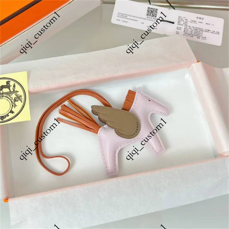 Lanyards Rodeo Pegase Designer Leather Keychains Men Women Horse Bag Charm Keyring Lovers Key Ring Jewelry Z26070963.