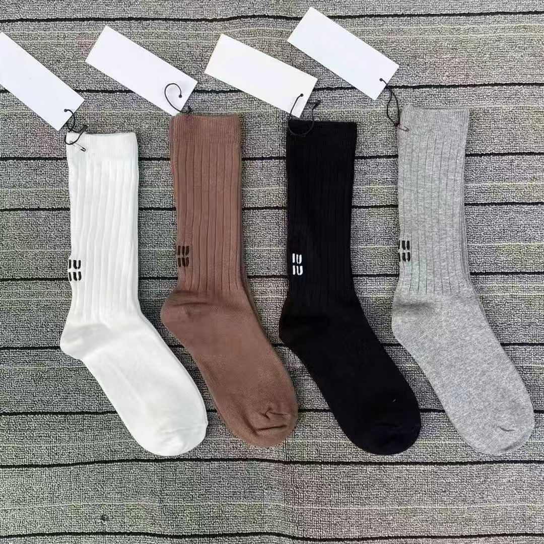 Top Designer Autumn Winter Sock Womens Cotton Knee-High Socks Female Letters Mid-Length Embroidered Ladies Long Tube Comfortable JK Ankle Stockings