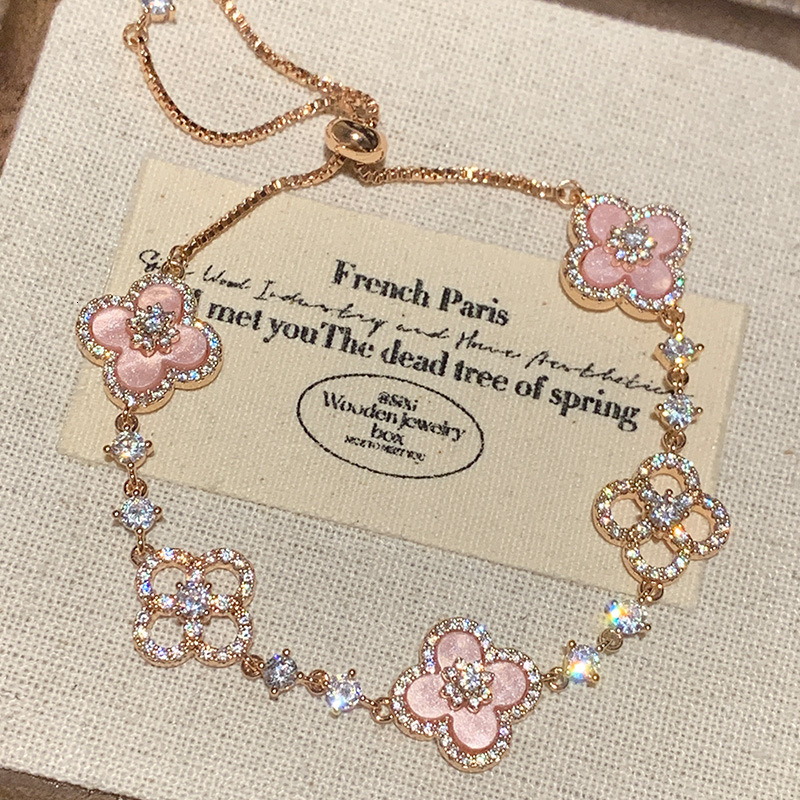 V brand bracelet Pink four-leaf clover bracelet, stylish and unique accessory women, perfect as a gift best friends, suitable for everyday wear
