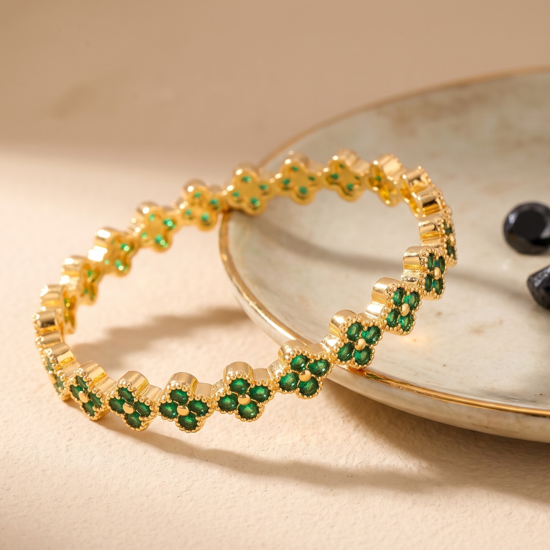 V brand bracelet inlaid cubic zirconia four-leaf clover bracelet, luxurious unique piece with a high-end feel, fashionable and versatile, perfect