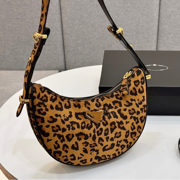 designer bag Re-Edition 2000 crossbody bag Crescent Shoulder Bag Leather Women Shoulder bag top quality Classic teen Wallet ladies luxury bag Undera