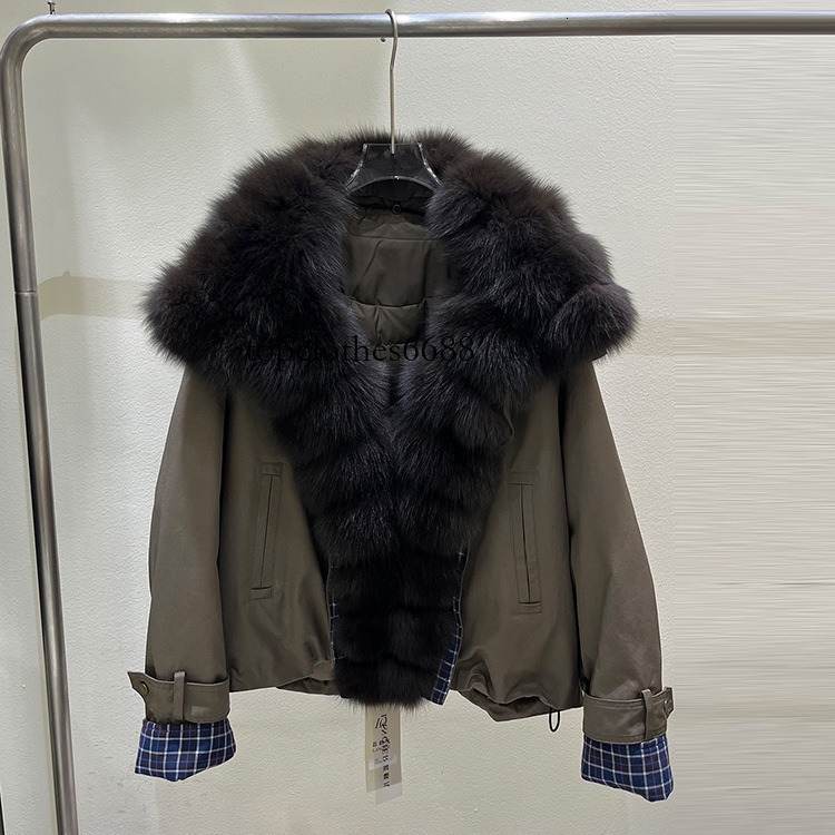 European-style 2026 winter new collection: women's short, loose-fitting, thick, and warm down jacket with a large faux fur collar