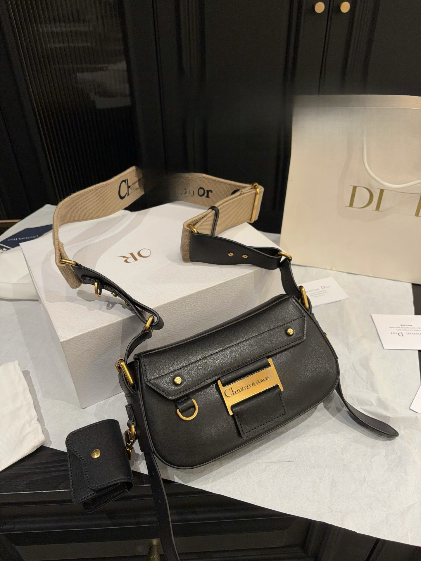 Designer Women Vintage Flap Saddle Shoulder Bag Faux Leather Gold Metal Plate Logo Wide Printed Strap Crossbody Handbag with Small Coin Purse