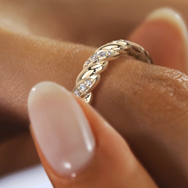 Trendy And Understated S925 Sterling Silver Twisted Ring, New Design, Plated With 18K Gold, Featuring Moissanite Stones