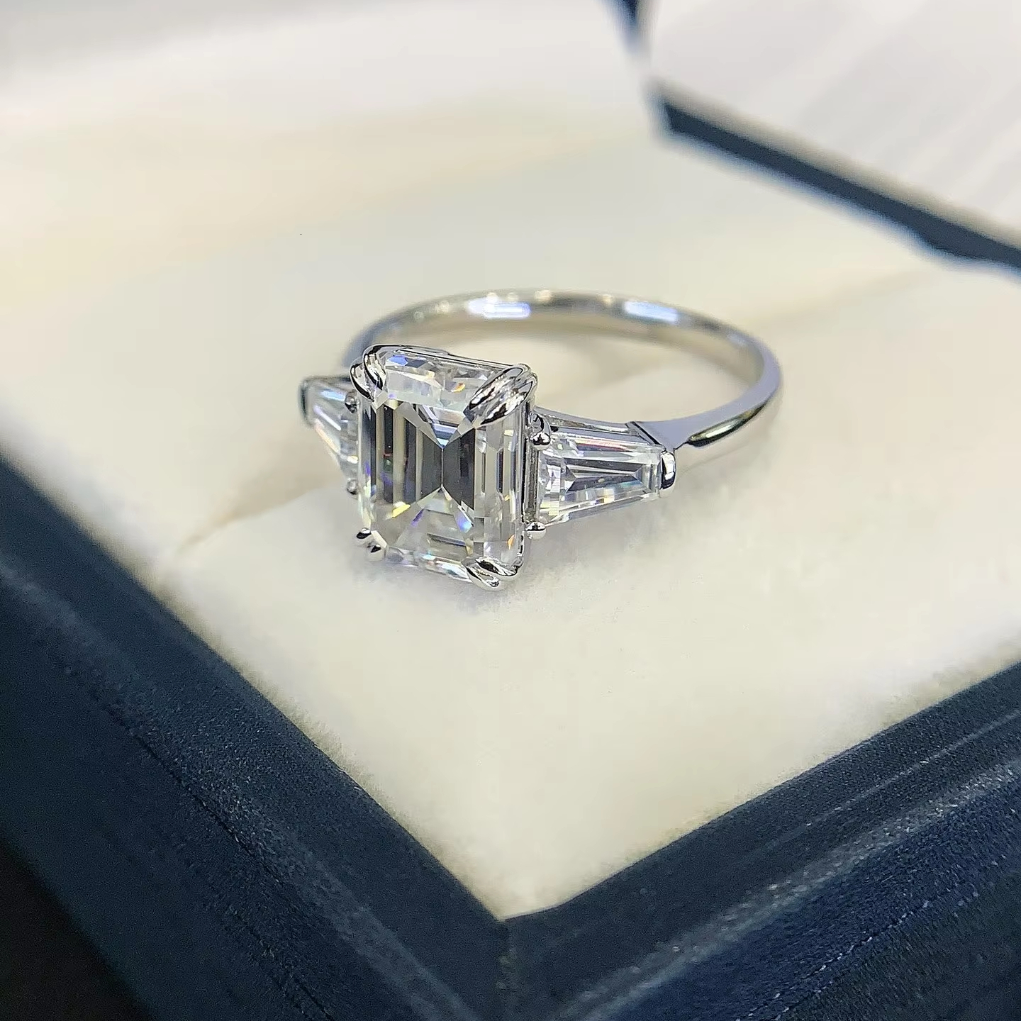 High Quality 18K Gold 3.54ct Moissanite Diamond Ring Engagement Trendy Three Stone Emerald Cut Wedding Ring Jewelry for Women