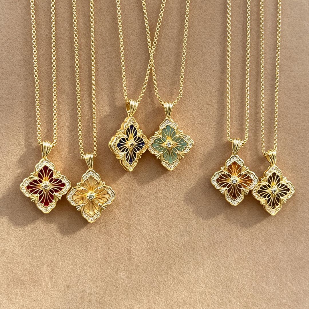 V brand necklace Buchellati-style four-leaf clover necklace with mother-of-pearl accents, featuring large agate amazonite stones, double-sided desig
