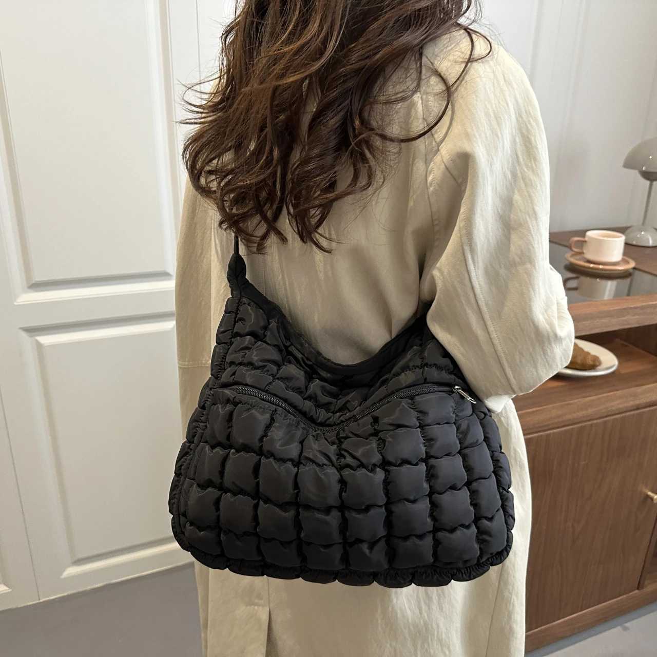 Shoulder Bags 2025 New Quilted Puffer Shoulder Bag for Women Large Capacity Tote Sling Bag Fashion Casual Crossbody Satchel Bag Female Handbag H2610