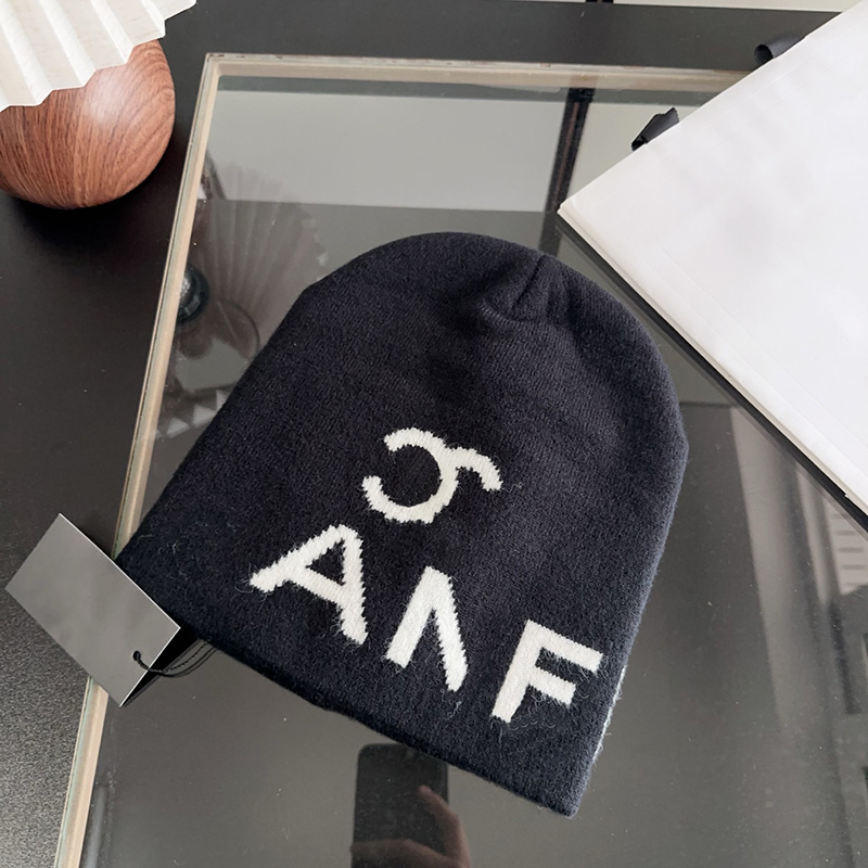 Letter beanie Luxury designer black and white contrasting knitted cold hatfashion letter hats for autumn and winter warm couple's