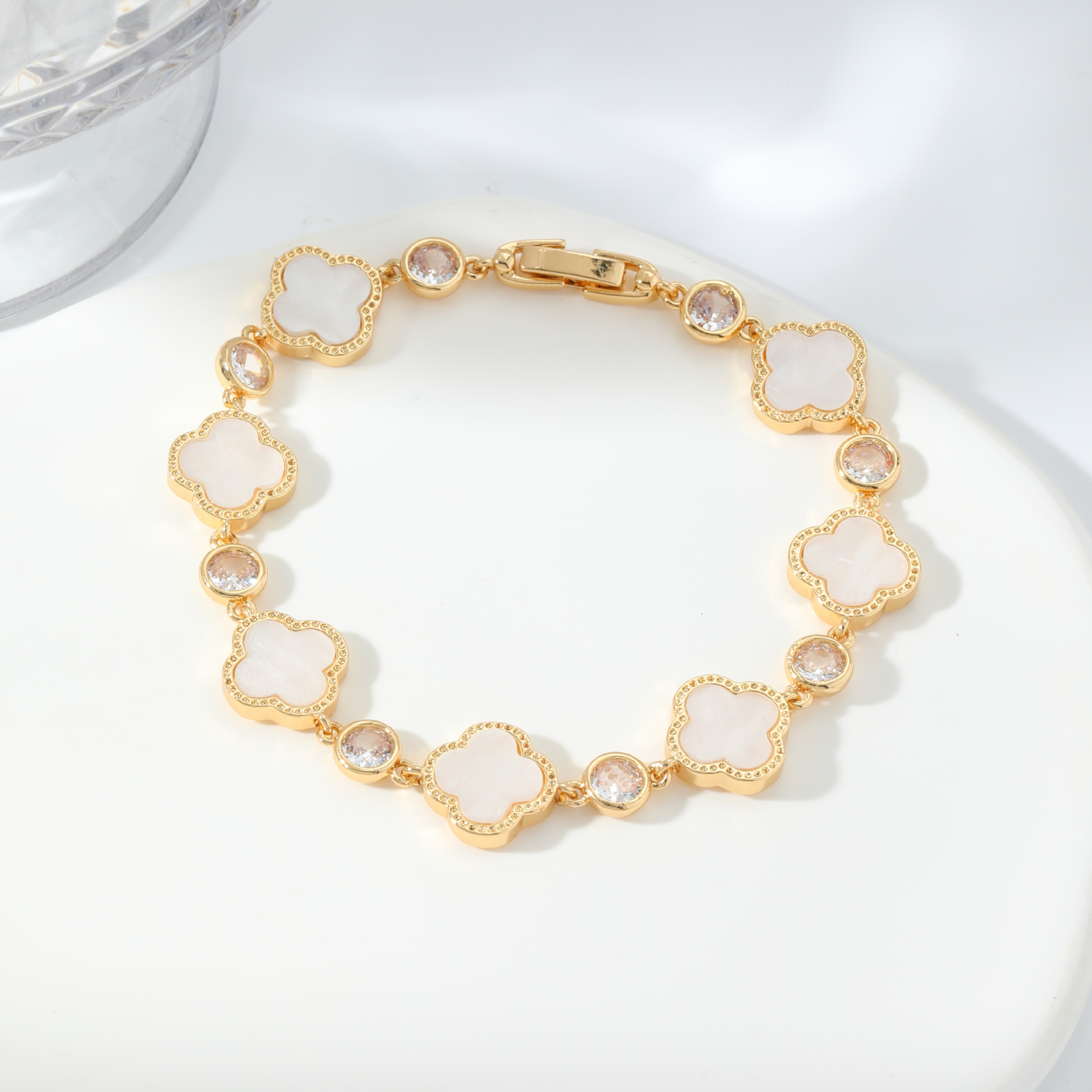 V brand bracelet Korean Version Micro Inlaid Four-Leaf Clover Shell Lucky Flower Bracelet Niche Design High-End Light Luxury Women's Fashion Ve