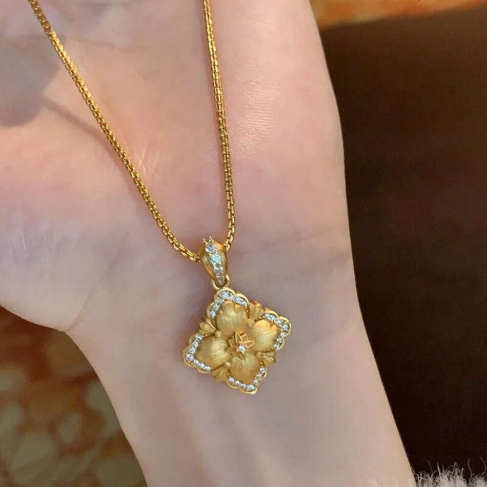 2026 perfume New Double Sided Brushed cologne Clover Simple High End Fashionable And Exquisite Retro Versatile Collarbone Chain Jewelry Designer Nec