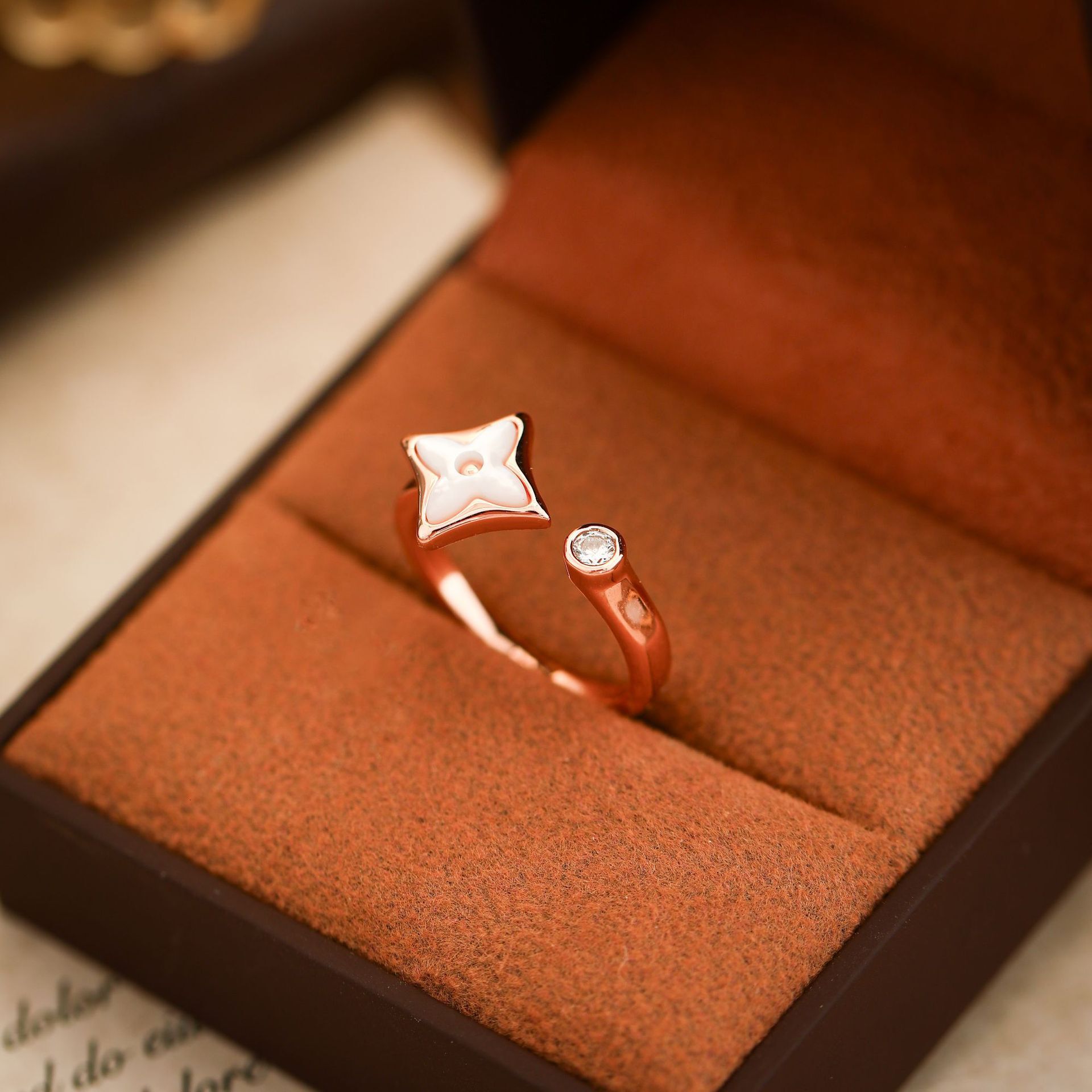 V brand ring Four-leaf clover white mother-of-pearl open ring women, simple versatile, with a high-end feel, adjustable, lightweight, luxurious, and