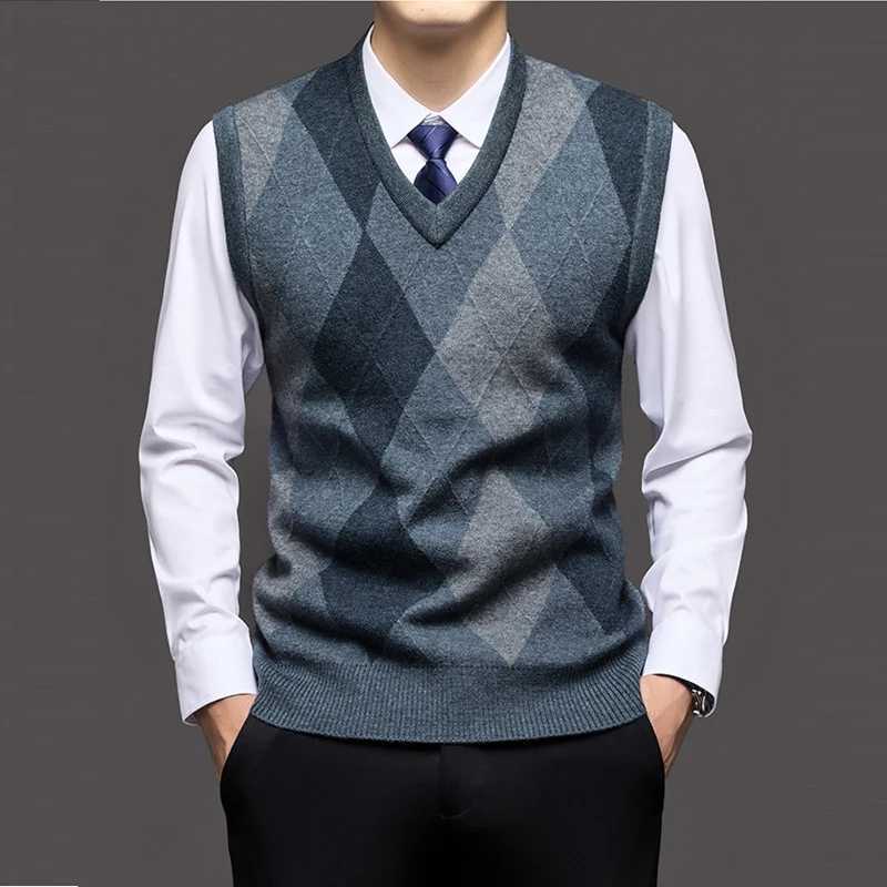 Autumn 2025 Men's Winter Vests Knit Vests Men Fashion Argyle V-Neck Smart Casual Sleeveless Knitted Sweater Men Slim Fit Warm Pullover VestW261